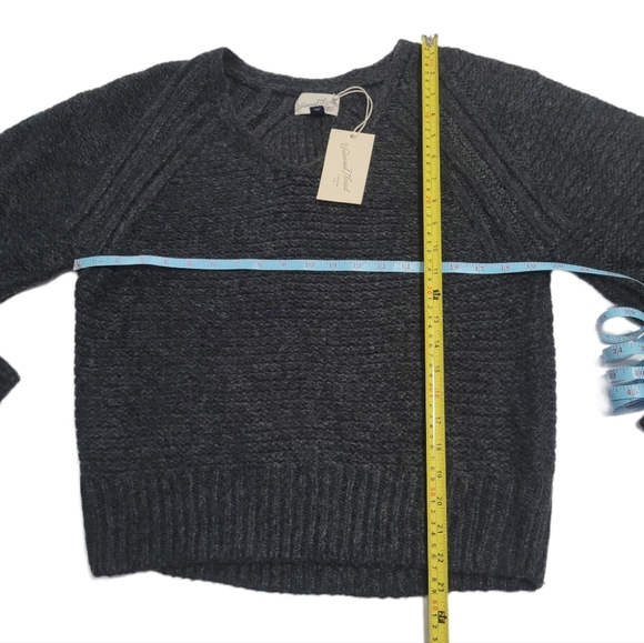 NWT Universal Thread Women's  XS  Pullover V- neck Long Sleeve Sweater  Casual - Picture 4 of 6